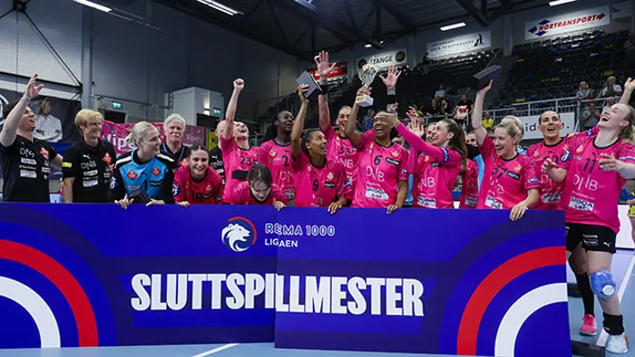 Hamar 20240524. 
Vipers feirer etter seier under håndballkampen i sluttspillet mellom Storhamar og Vipers i Boligpartner Arena i Hamar.
Foto: Frederik Ringnes / NTB