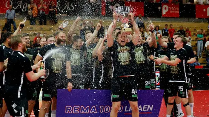 Thomas Solstad løfter pokalen