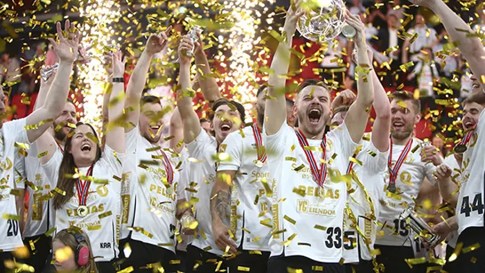 Oslo 20220514. 
Elverumspillerne jubler etter å ha vunnet NM-finalen i håndball for menn. Elverum slo   ØIF Arendal 35-32 i finalen som ble spilt på Jordal Amfi
Foto: Christoffer Andersen / NTB