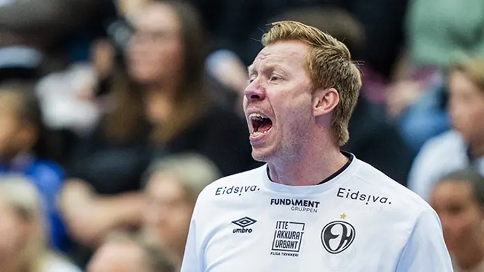 Lillehammer 20231007. 
Elverums trener Børge Lund under eliteseriekampen i håndball mellom Elverum og Kolstad i Håkons Hall.
Foto: Fredrik Varfjell / NTB