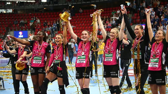 Vipers jubler etter å ha blitt norgesmestre i Håndball for kvinner.  NM-finalen i håndball for kvinner mellom Molde Elite og Vipers Kristiansand ble spilt på Jordal AmfiFoto: Christoffer Andersen / NTB