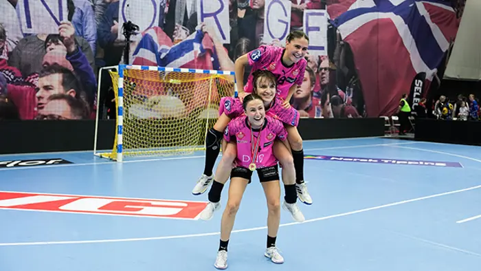 Arendal 20240225. 
Vipers Tove Ulsaker Høve, Anna Vyakhireva og Mina Hesselberg  feirer gullet under finalen for kvinner i NM i håndball mellom Vipers og Storhamar i Sør Amfi.
Foto: Beate Oma Dahle / NTB
Foto: Beate Oma Dahle / NTB