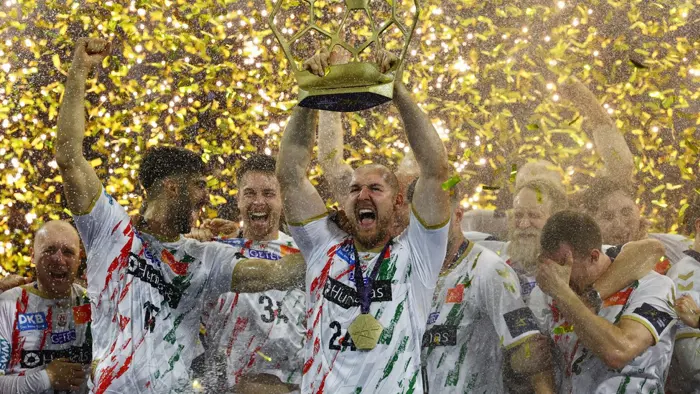 20250615 EHF Final4 Magdeburg christian o sullivan med trofe foto Leon Kuegeler ntb.jpg