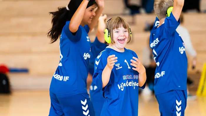 Spiller i t-skjorte med REMA 1000 Hjerteligaen smiler til kameraet under Landsturneringen 2022