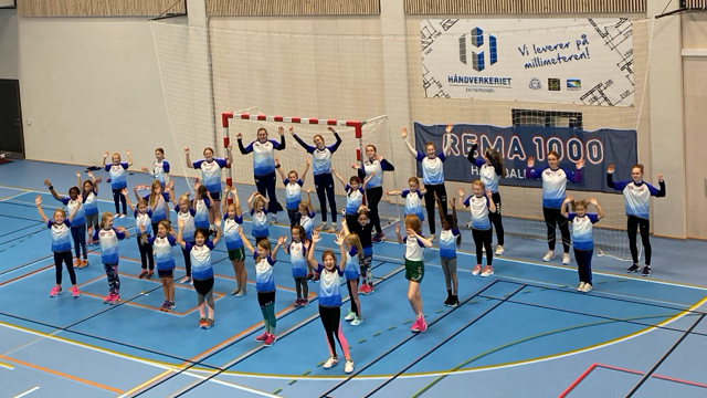 Rema1000_håndballskole_20_H&oslash;ybråten-Stovner.jpg
