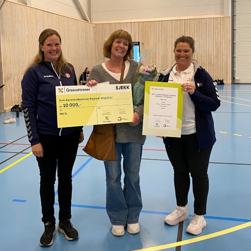 500 x 500 Overrekkelse &Aring;rets Barneh&aring;ndballtrener 2021-22.jpg