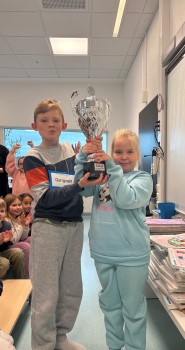 Anton og Linnea-Senita med pokalen