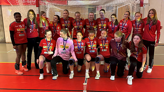240406 Jenter 14 Finale Sandefjord TIF s&oslash;lv.jpg