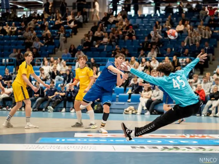 skudd på mål-gutter.jpg