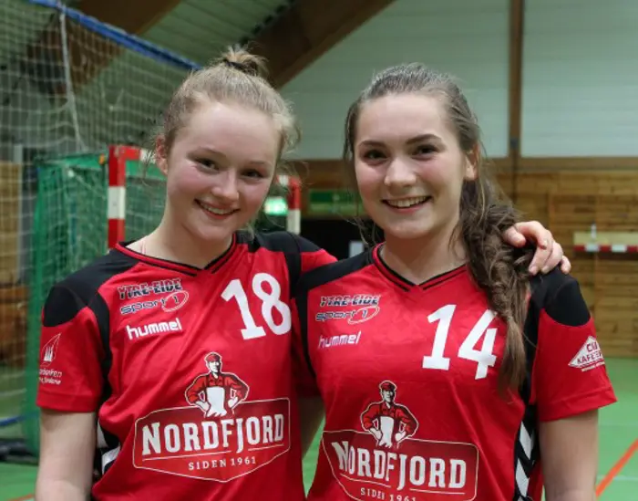 Stryn 3.div - Jenny Løvdal Stauri og Jenny Vik Skrede.JPG